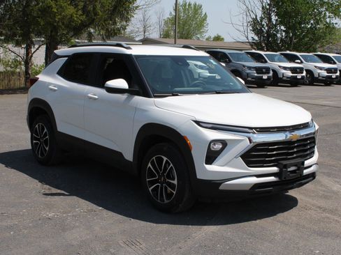 Used 2025 Chevrolet TrailBlazer LT AWD/4WD image 3