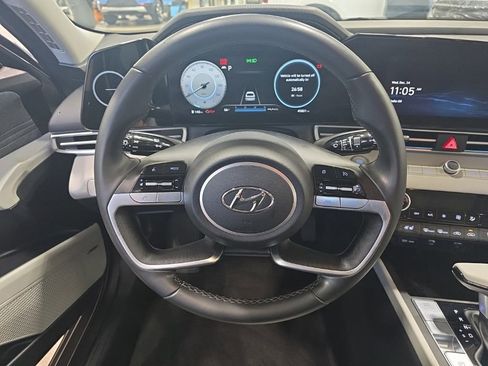 Used 2022 Hyundai Elantra Limited image 12