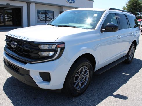 Used 2025 Ford Expedition Active RWD image 2