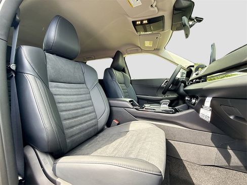 New 2025 Mitsubishi Outlander SE image 27