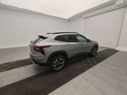 Certified 2024 Chevrolet Trax LT w/ Driver Confidence Package image 8