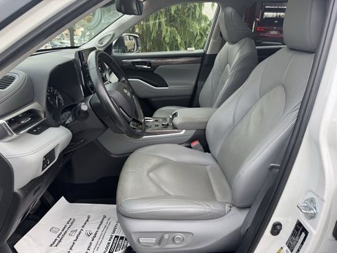 Used 2021 Toyota Highlander Limited image 19