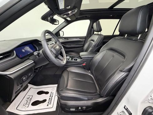 Used 2024 Jeep Grand Cherokee Limited w/ Black Appearance Package image 4