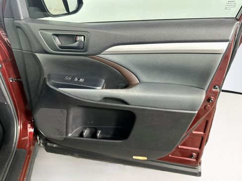 Used 2019 Toyota Highlander LE FWD image 32
