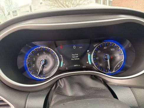 Used 2025 Chrysler Pacifica Select image 14