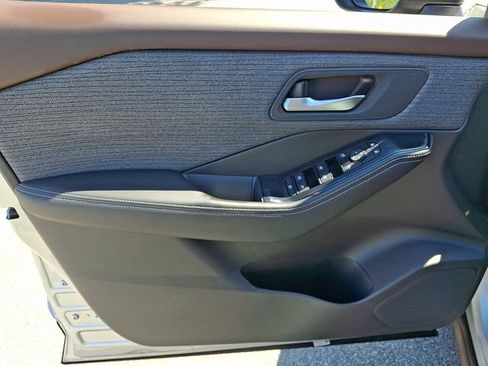 Used 2023 Nissan Rogue SV FWD image 14