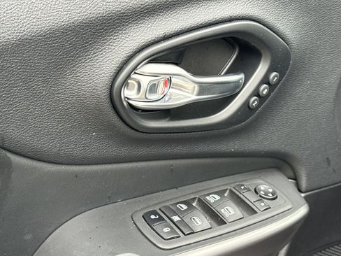 Used 2022 Jeep Cherokee Limited image 14