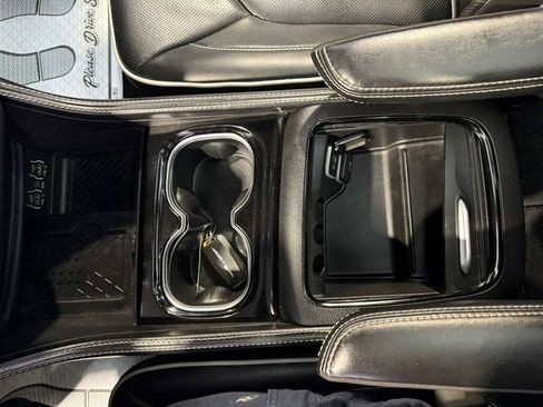 Used 2025 Chrysler Pacifica Limited image 18