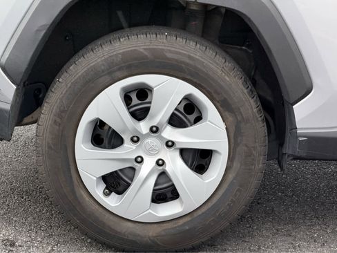 Used 2021 Toyota RAV4 LE image 9