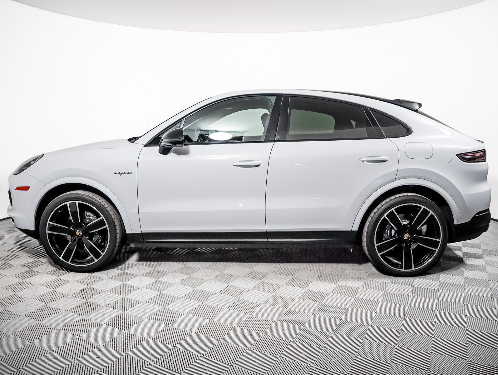 Certified 2023 Porsche Cayenne Coupe AWD/4WD image 2