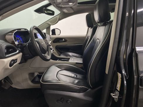 Used 2023 Chrysler Pacifica Limited image 14
