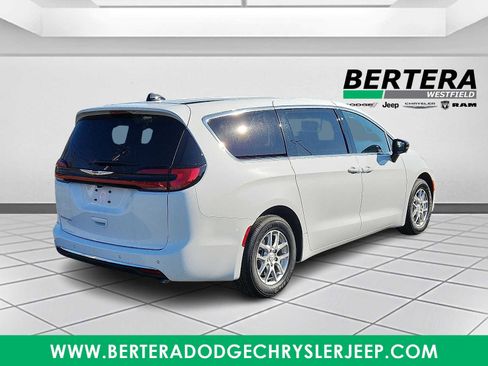 New 2026 Chrysler Pacifica Select image 4