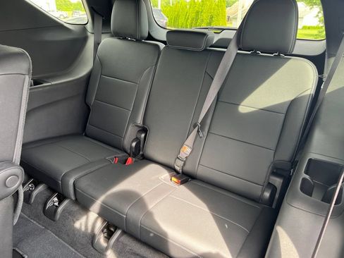 Used 2025 Chevrolet Traverse LT FWD image 24