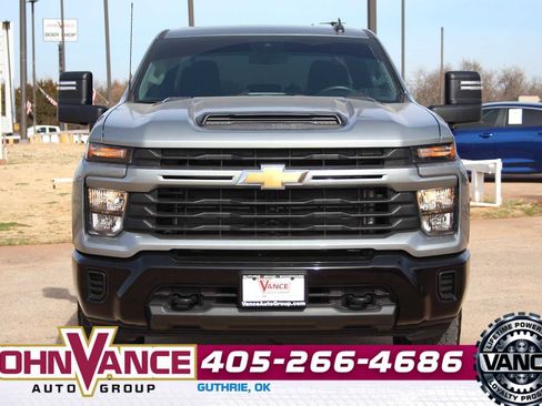 Used 2025 Chevrolet Silverado 2500 Custom image 2