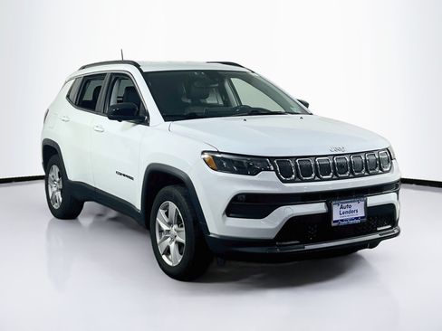 Used 2022 Jeep Compass Latitude w/ Convenience Group AWD/4WD image 3