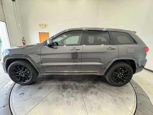 Used 2019 Jeep Grand Cherokee Altitude RWD image 16