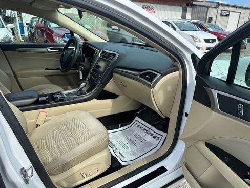 Used 2016 Ford Fusion SE FWD image 12