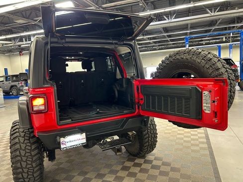Used 2023 Jeep Wrangler Unlimited Rubicon AWD/4WD image 9