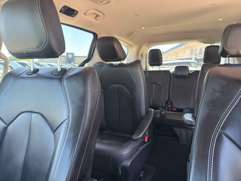 Used 2023 Chrysler Pacifica Touring-L FWD image 13
