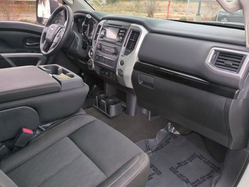 Used 2017 Nissan Titan SV image 31