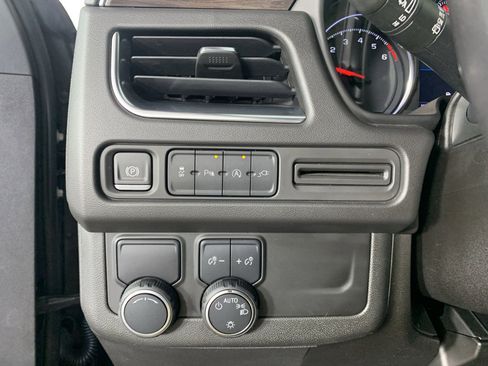 Used 2021 Chevrolet Suburban LT RWD image 16
