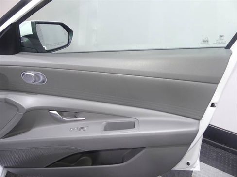 Used 2022 Hyundai Elantra SEL FWD image 18