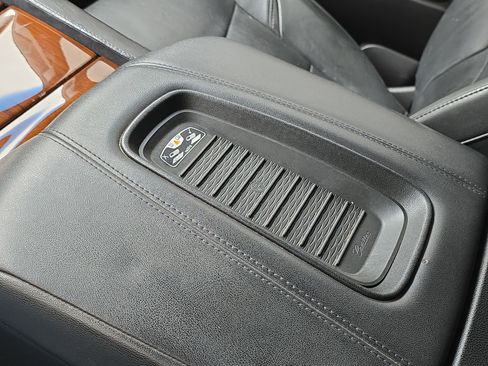 Used 2019 Cadillac Escalade ESV 2WD image 21