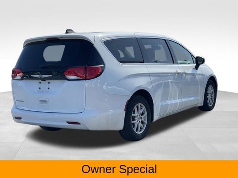 Used 2023 Chrysler Voyager LX FWD image 4