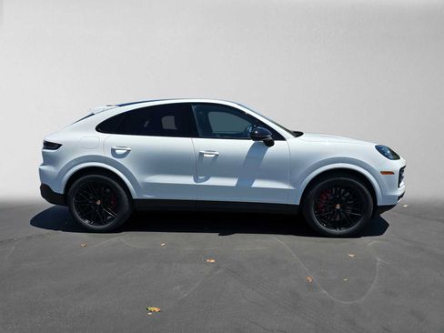Used 2024 Porsche Cayenne S AWD/4WD image 2