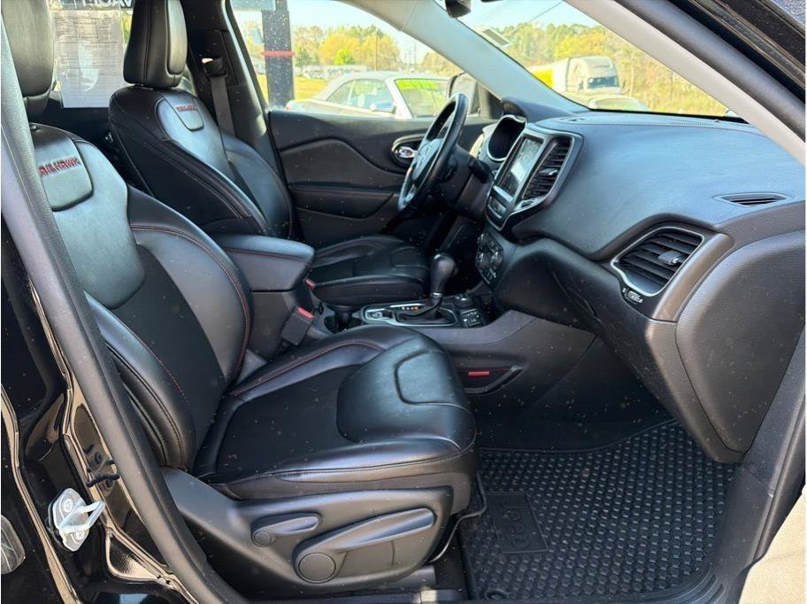 Used 2020 Jeep Cherokee Trailhawk w/ Technology Group AWD/4WD image 13