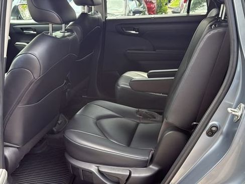 Used 2023 Toyota Highlander XLE FWD image 16