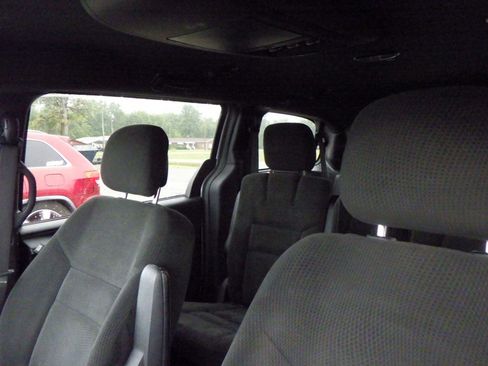 Used 2016 Dodge Grand Caravan SE image 4