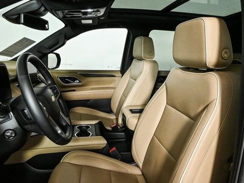 Used 2023 Chevrolet Suburban Premier image 2