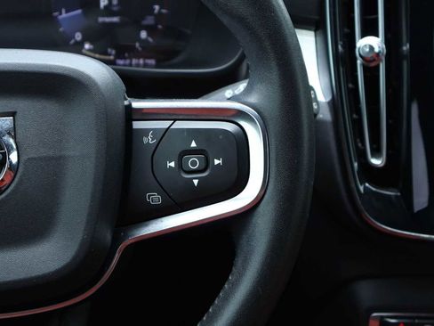Used 2019 Volvo XC40 T5 Momentum AWD/4WD image 22