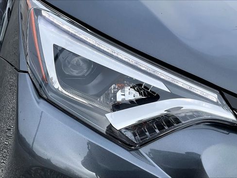 Used 2018 Toyota RAV4 Limited image 27