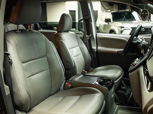 Used 2019 Toyota Sienna XLE w/ XLE Navigation Package FWD image 15