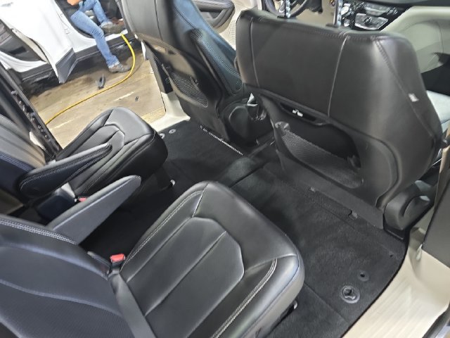 Used 2023 Chrysler Pacifica Touring-L FWD image 13