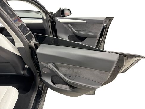 Certified 2023 Tesla Model Y AWD image 12