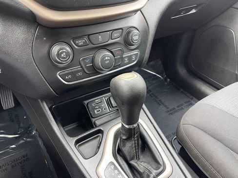 Used 2017 Jeep Cherokee Latitude w/ Cold Weather Group FWD image 19