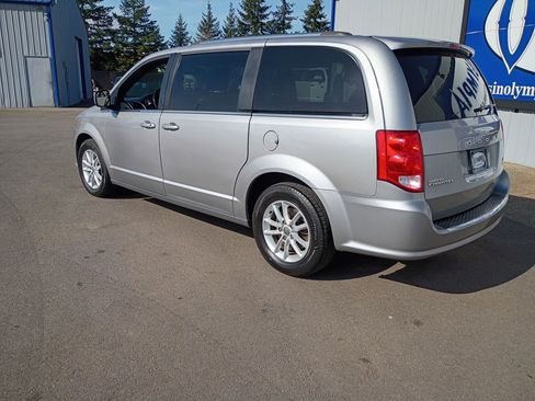 Used 2019 Dodge Grand Caravan SXT image 3