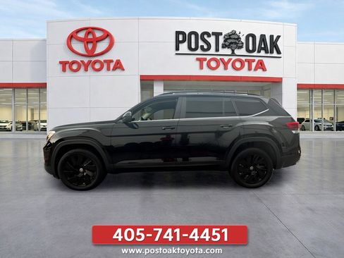 Used 2024 Volkswagen Atlas SE w/ Panoramic Sunroof Package FWD image 2