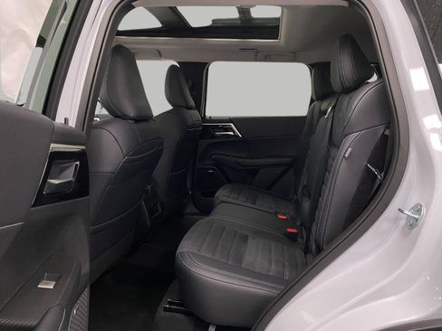 New 2025 Mitsubishi Outlander SE image 30