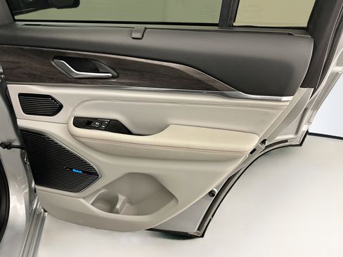 Used 2022 Jeep Grand Cherokee Overland w/ Luxury Tech Group IV image 33