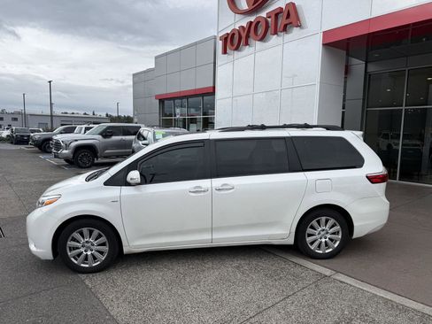 Used 2017 Toyota Sienna Limited Premium AWD/4WD image 3