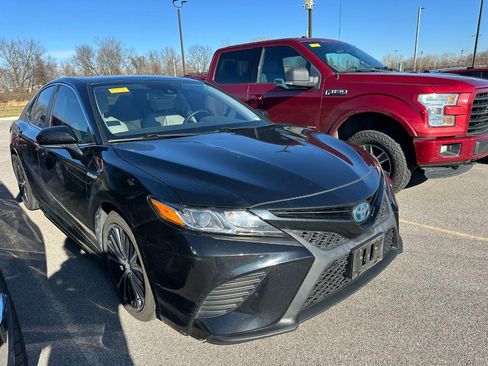 Used 2020 Toyota Camry SE image 3