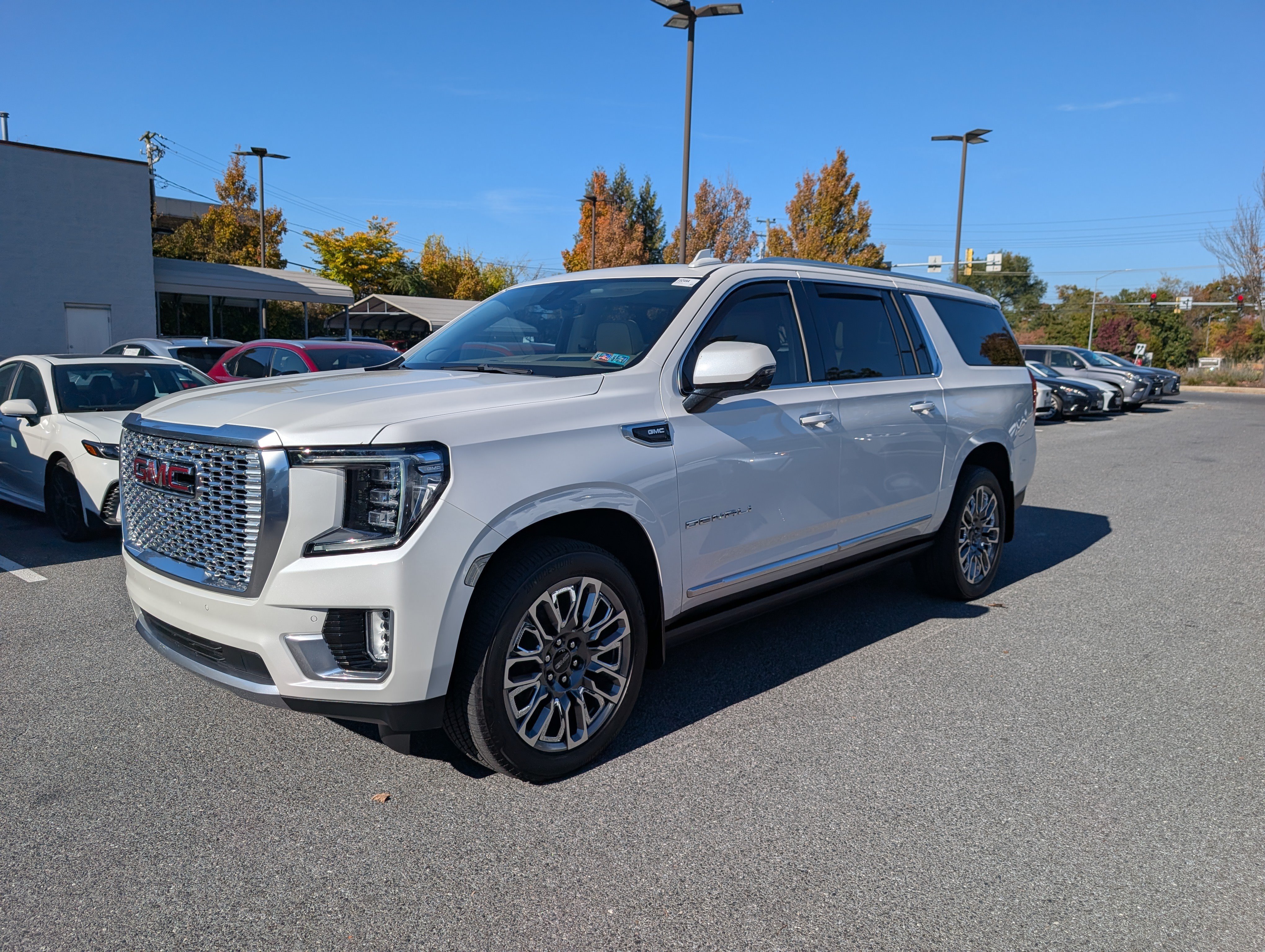 Used 2021 GMC Yukon XL Denali w/ Denali Premium Package AWD/4WD image 7