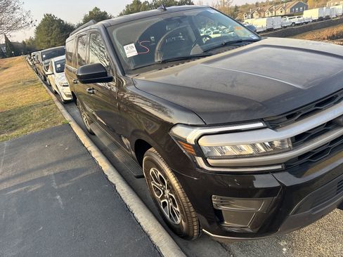 Used 2024 Ford Expedition Max XLT image 3
