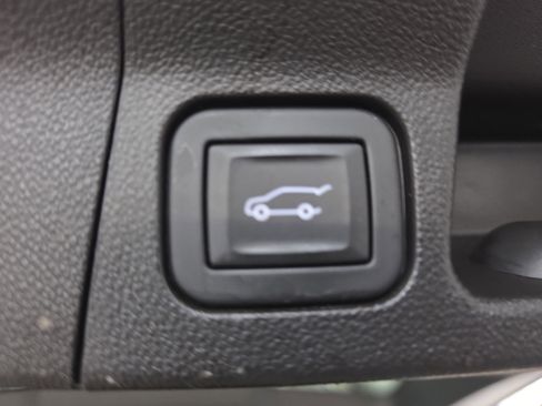 Used 2023 GMC Acadia SLE w/ Driver Convenience Package image 9