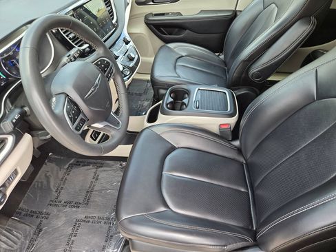 Used 2023 Chrysler Pacifica Touring-L FWD image 18