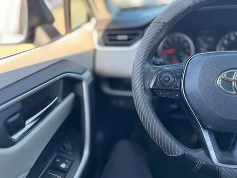 Used 2022 Toyota RAV4 XLE Premium image 7